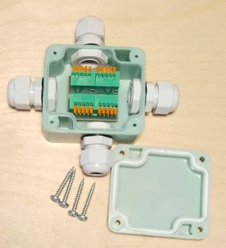 Разветвитель ПР-4 IP65 — открытый корпус Разветвитель ПР-4 IP65 — вид внутри корпуса