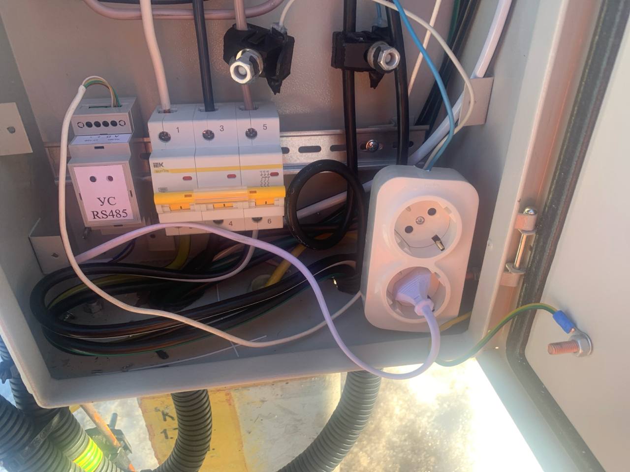 Электрощит с трёхфазным счётчиком Меркурий 236 и контроллером УС-RS485 на DIN-рейке